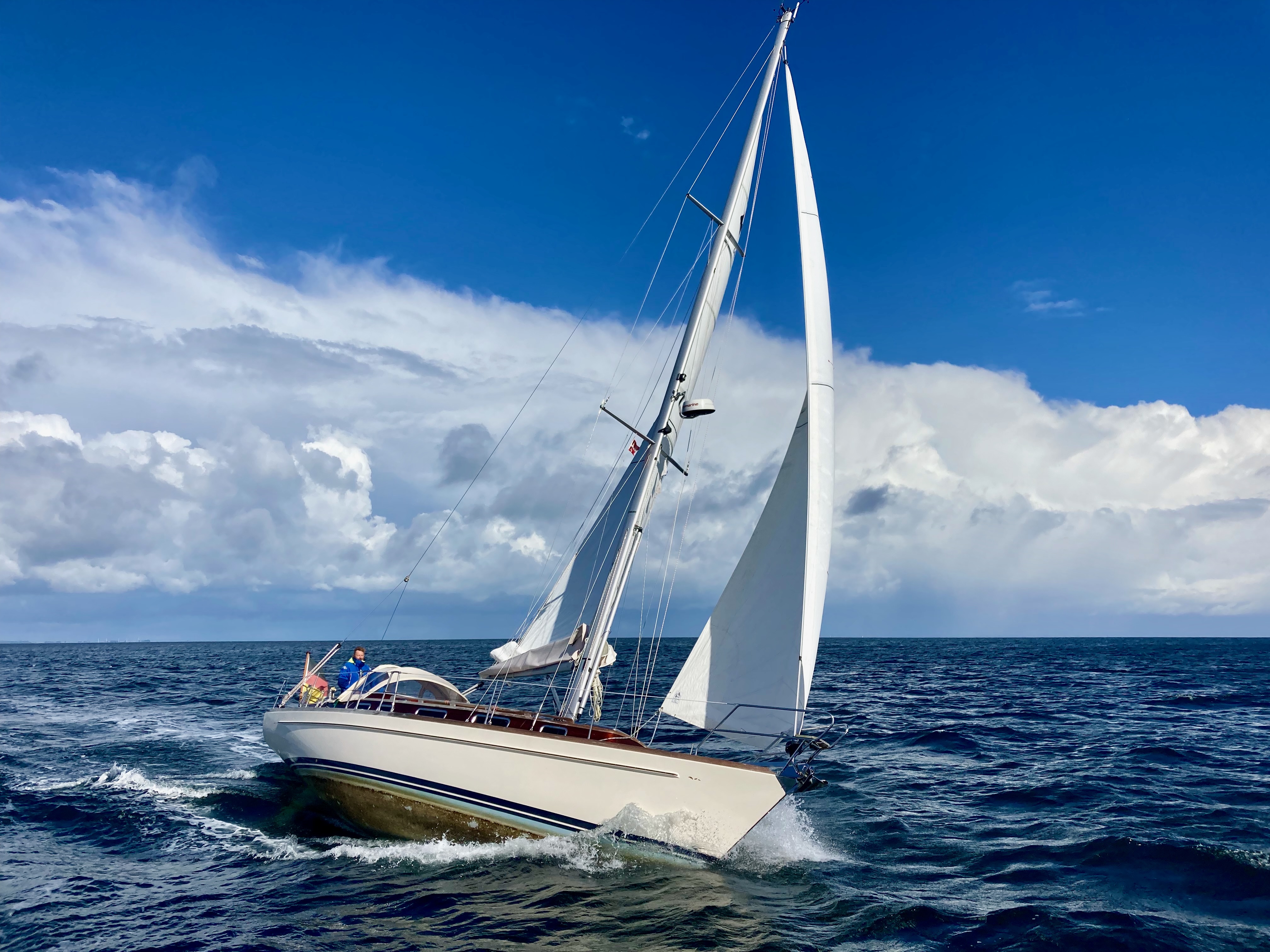 SY Patience unter Segeln oder im Hafen